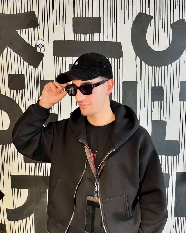 Illusione Ottica People ®️ 
@edor_dj per @jetlag_events 
Modello Skyward - Illusione Ottica X Jetlag 

#illusioneotticapeople #illusioneotticaxjetlag #jetlag #soloperchiamaballare #eyewear #illusioneottica #illusioneotticasassari #glasses #sunglasses #sassari #differentbychoice